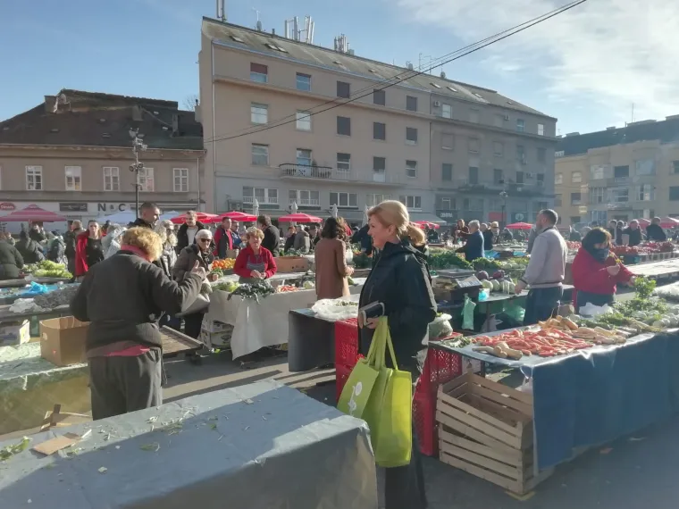 Predsjednica u ležernom izdanju: Sa suprugom Jakovom posjetila Dolac, kupila bakalar i družila se s kumicama