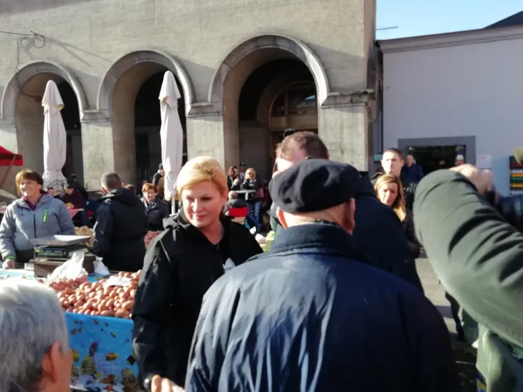 Predsjednica u ležernom izdanju: Sa suprugom Jakovom posjetila Dolac, kupila bakalar i družila se s kumicama