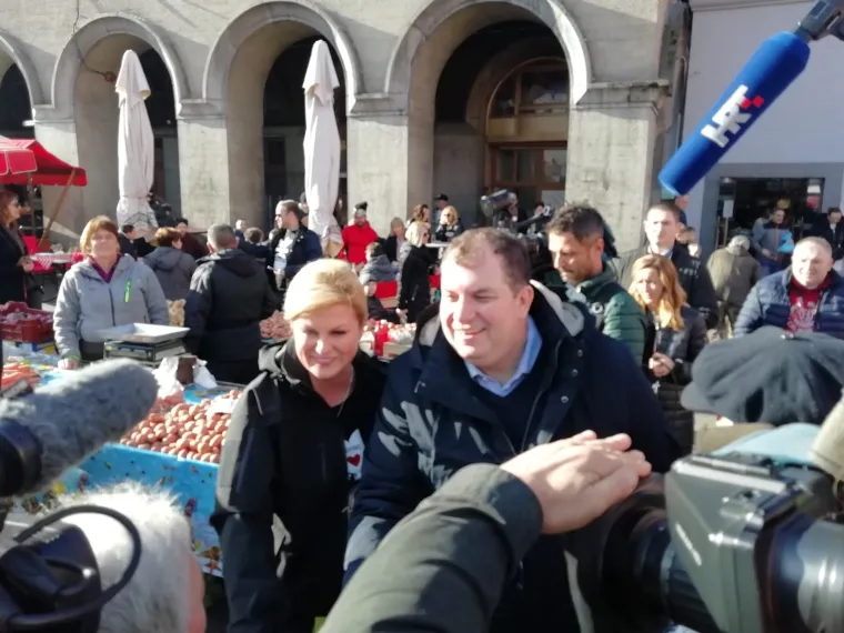 Predsjednica u ležernom izdanju: Sa suprugom Jakovom posjetila Dolac, kupila bakalar i družila se s kumicama