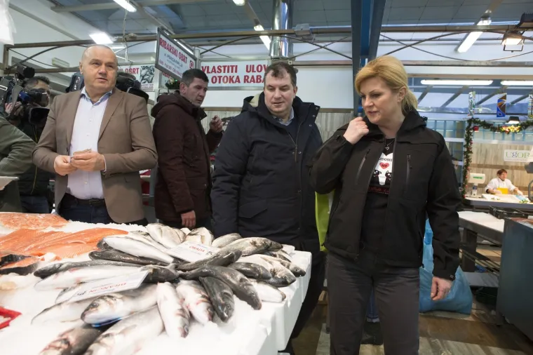 Predsjednica u ležernom izdanju: Sa suprugom Jakovom posjetila Dolac, kupila bakalar i družila se s kumicama
