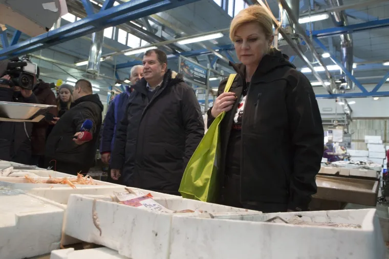 Predsjednica u ležernom izdanju: Sa suprugom Jakovom posjetila Dolac, kupila bakalar i družila se s kumicama