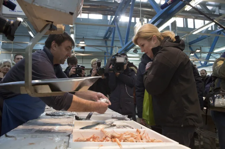 Predsjednica u ležernom izdanju: Sa suprugom Jakovom posjetila Dolac, kupila bakalar i družila se s kumicama