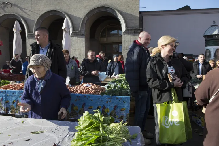 Predsjednica u ležernom izdanju: Sa suprugom Jakovom posjetila Dolac, kupila bakalar i družila se s kumicama