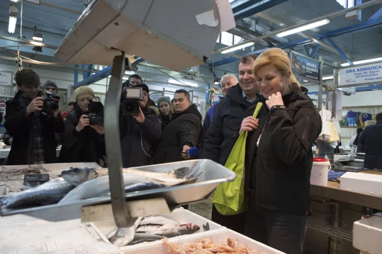 Predsjednica u ležernom izdanju: Sa suprugom Jakovom posjetila Dolac, kupila bakalar i družila se s kumicama