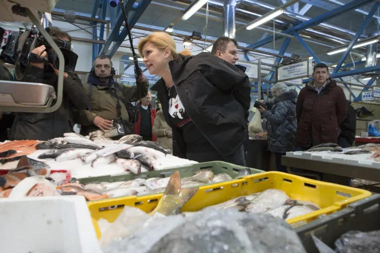 Predsjednica u ležernom izdanju: Sa suprugom Jakovom posjetila Dolac, kupila bakalar i družila se s kumicama