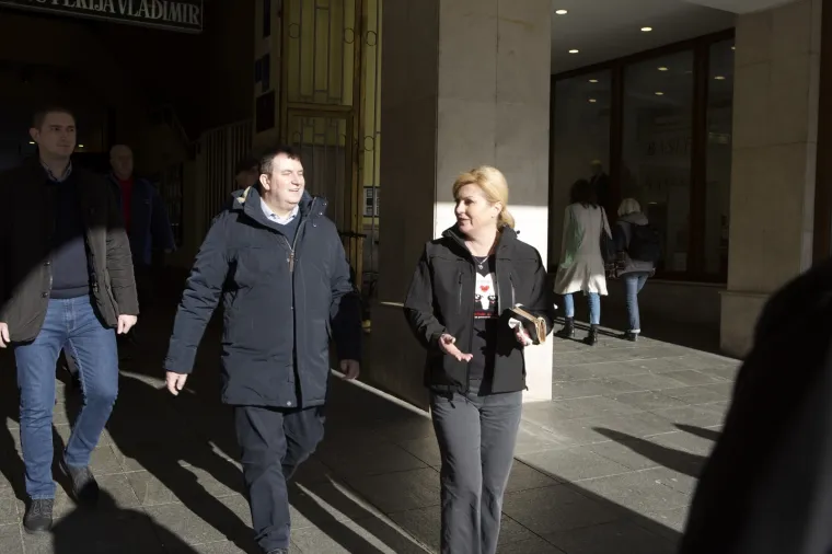 Predsjednica u ležernom izdanju: Sa suprugom Jakovom posjetila Dolac, kupila bakalar i družila se s kumicama
