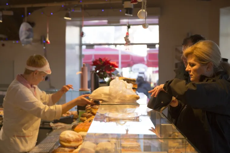 Predsjednica u ležernom izdanju: Sa suprugom Jakovom posjetila Dolac, kupila bakalar i družila se s kumicama