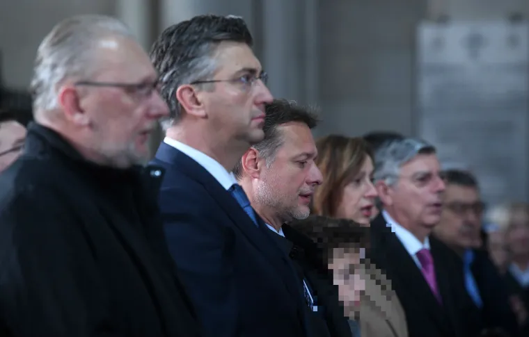 Plenković, Jandroković s obitelji, Reiner: Vrh Vlade i Sabora na božićnoj misi u katedrali!