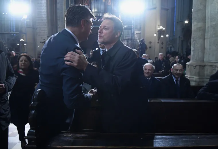 Plenković, Jandroković s obitelji, Reiner: Vrh Vlade i Sabora na božićnoj misi u katedrali!