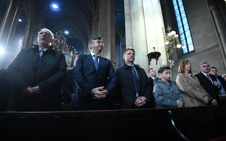 Plenković, Jandroković s obitelji, Reiner: Vrh Vlade i Sabora na božićnoj misi u katedrali!