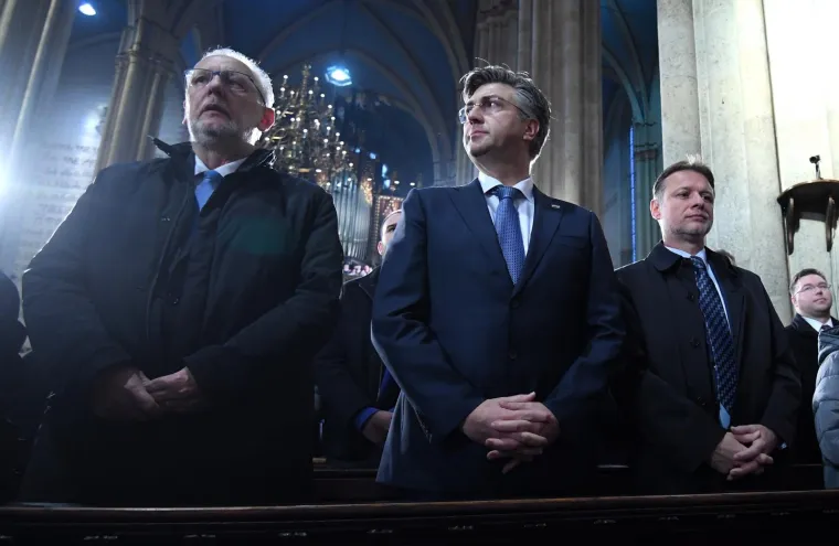 Plenković, Jandroković s obitelji, Reiner: Vrh Vlade i Sabora na božićnoj misi u katedrali!