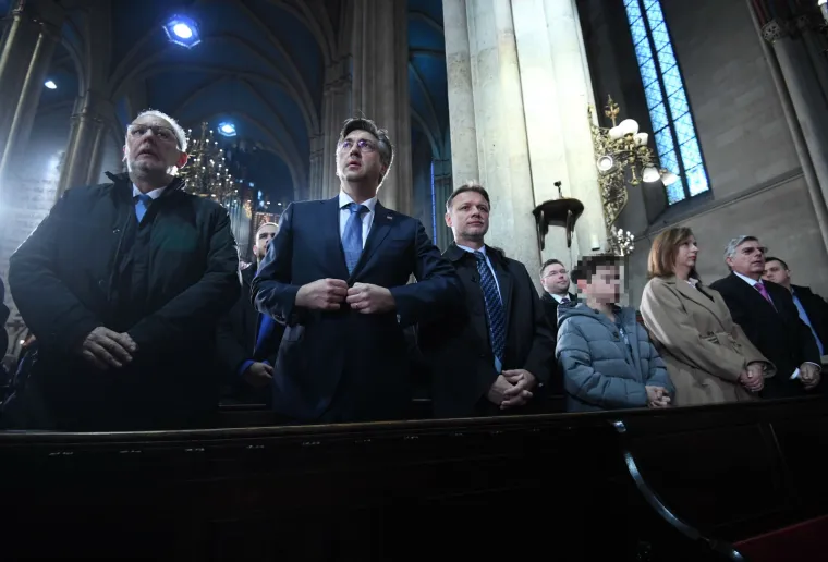 Plenković, Jandroković s obitelji, Reiner: Vrh Vlade i Sabora na božićnoj misi u katedrali!