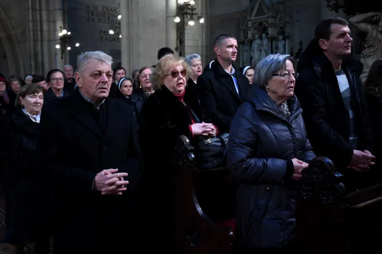 Plenković, Jandroković s obitelji, Reiner: Vrh Vlade i Sabora na božićnoj misi u katedrali!