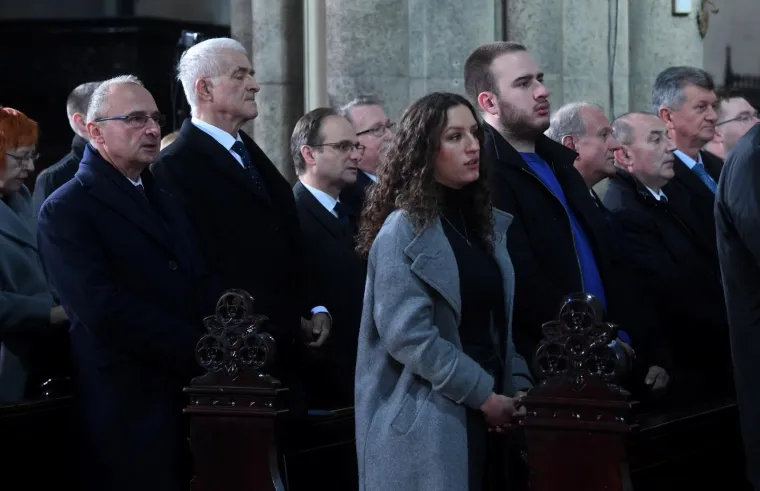 Plenković, Jandroković s obitelji, Reiner: Vrh Vlade i Sabora na božićnoj misi u katedrali!