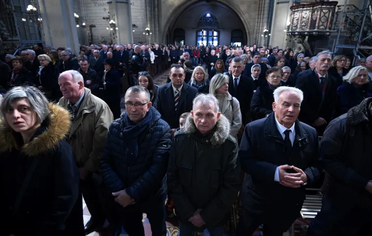 Plenković, Jandroković s obitelji, Reiner: Vrh Vlade i Sabora na božićnoj misi u katedrali!