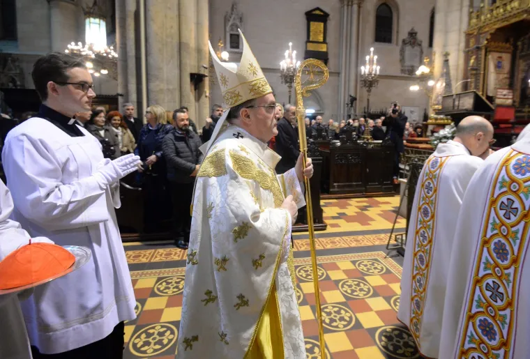 Polnoćku u zagrebačkoj katedrali predvodio Bozanić: Na misu do&scaron;ao i Bandić...