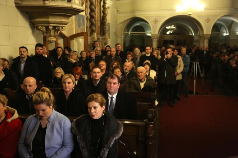 Predsjednica Republike Hrvatske Kolinda Grabar Kitarović stigla je u pratnji supruga Jakova Kitarovića na misu polnoćku u crkvi Svetišta Majke Božje na Trsatu.