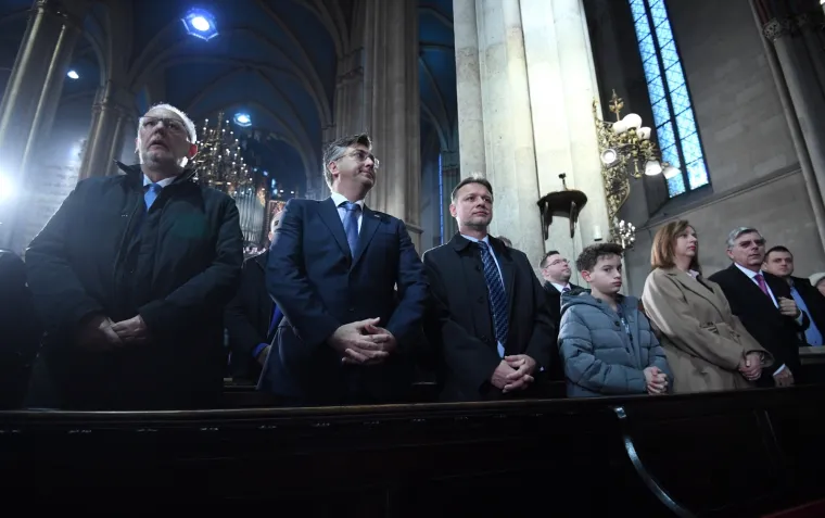 VRH HDZ-A NA BOŽIĆNOJ MISI U ZAGREBAČKOJ KATEDRALI: Pogledajte tko je sve stigao
