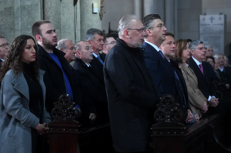 VRH HDZ-A NA BOŽIĆNOJ MISI U ZAGREBAČKOJ KATEDRALI: Pogledajte tko je sve stigao
