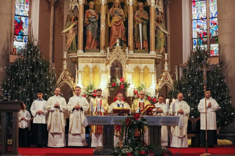 Đakovačko-osječki nadbiskup mons. Đuro Hranić predvodio je u osječkoj Konkatedrali svečano misno slavlje.