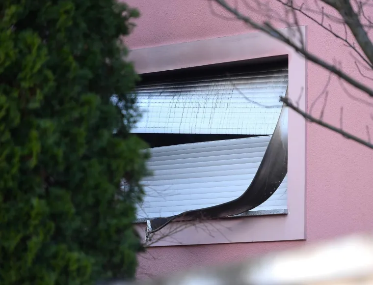 Policijski očevid u obiteljskoj kući u Ulici Rebar 66 gdje je noćas do&scaron;lo do požara.