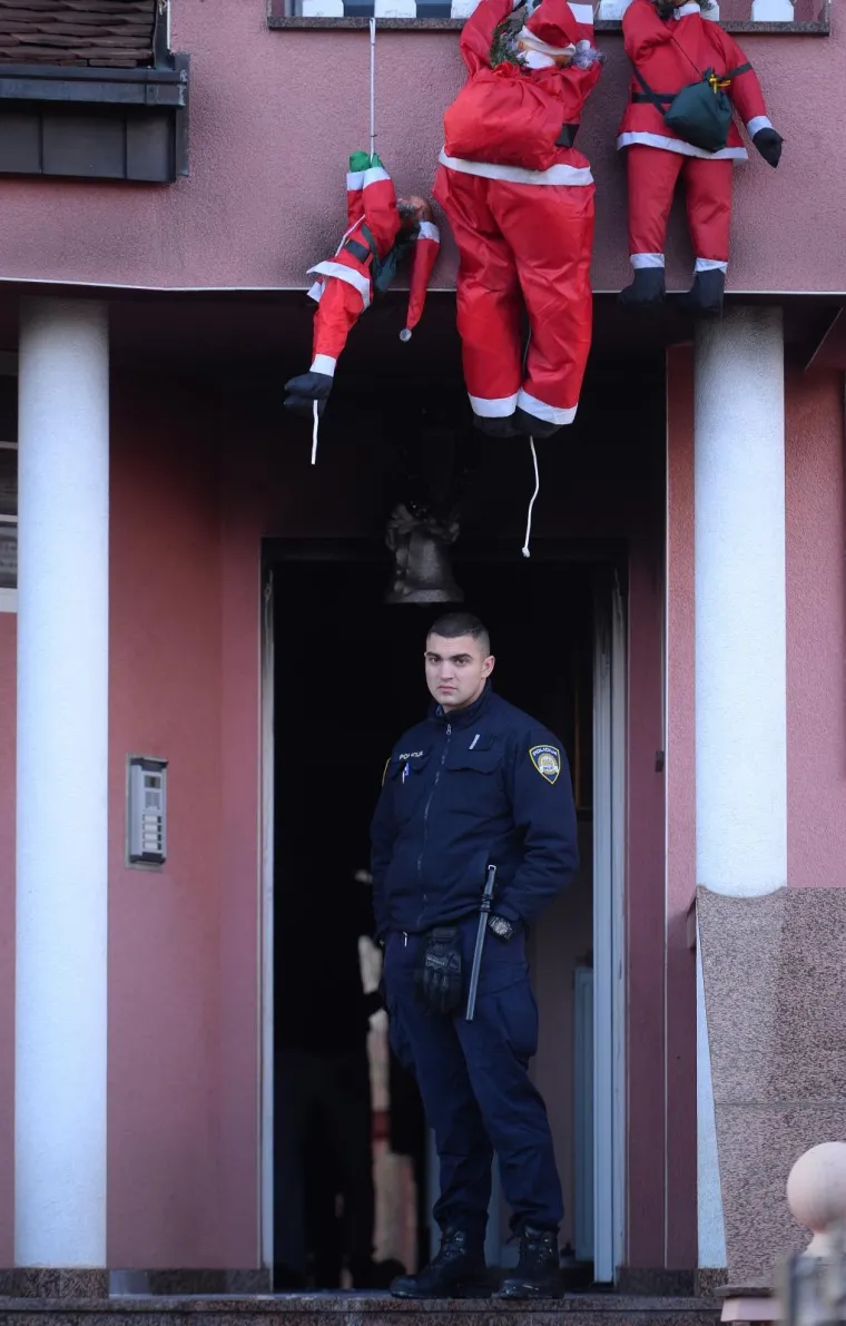 PAVLE KALINIĆ HEROJSKI SPASIO LJUDE IZ POŽARA: U kući jo&scaron; traje policijski očevid