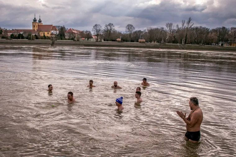 BRČKANJE U RIJECI NAKON BLAGDANA: Osječani zaigrali picigin na Dravi