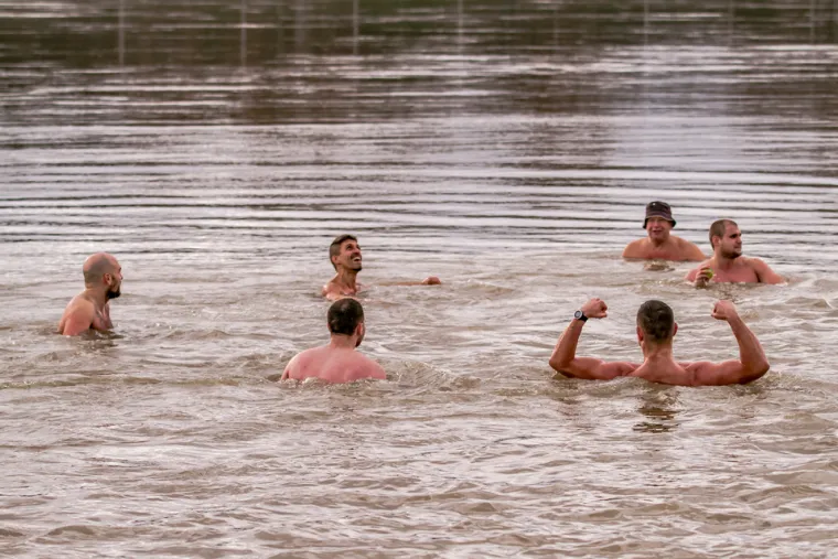 BRČKANJE U RIJECI NAKON BLAGDANA: Osječani zaigrali picigin na Dravi