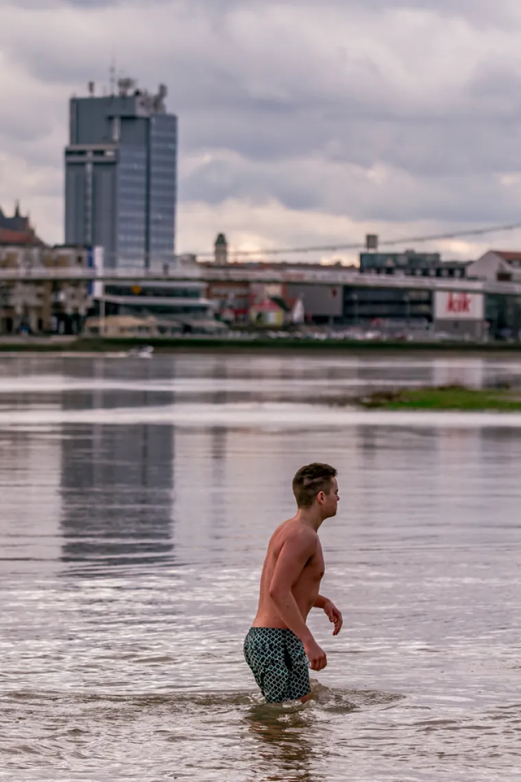 BRČKANJE U RIJECI NAKON BLAGDANA: Osječani zaigrali picigin na Dravi