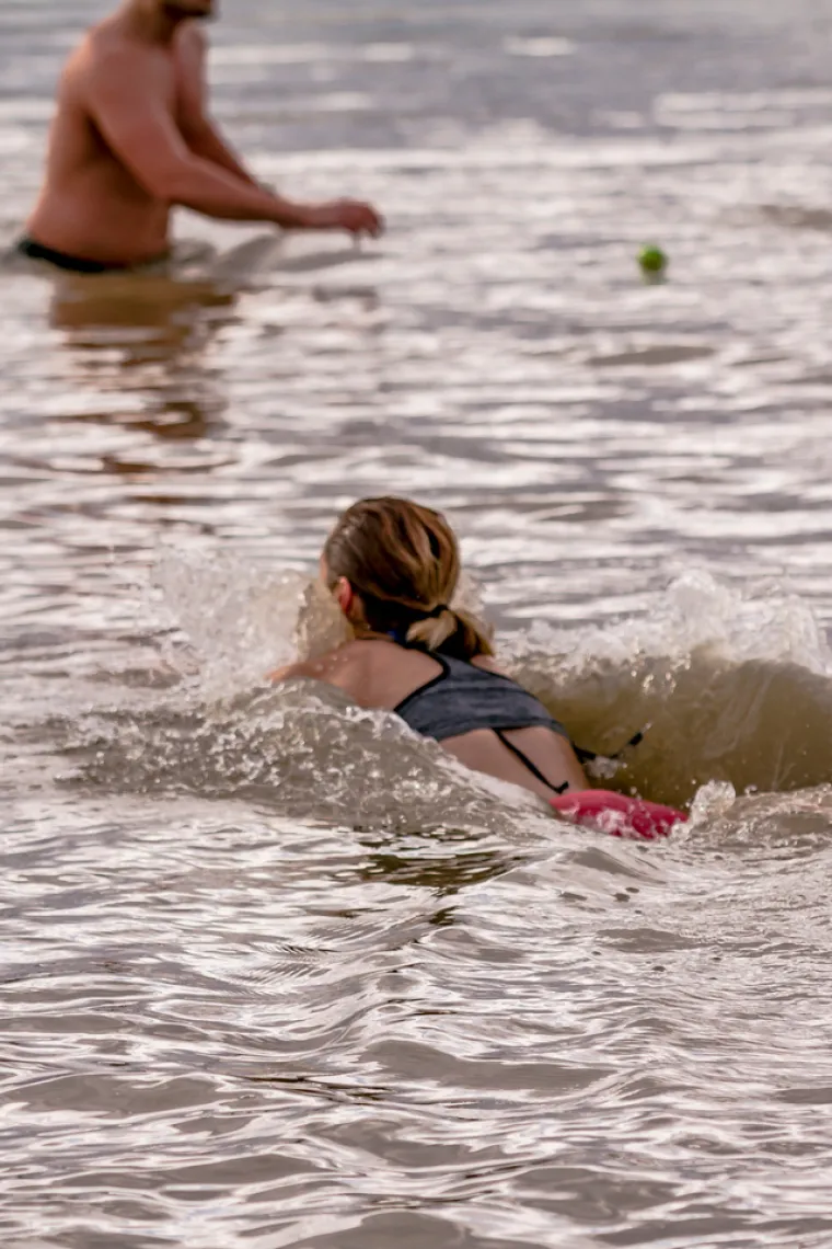 BRČKANJE U RIJECI NAKON BLAGDANA: Osječani zaigrali picigin na Dravi