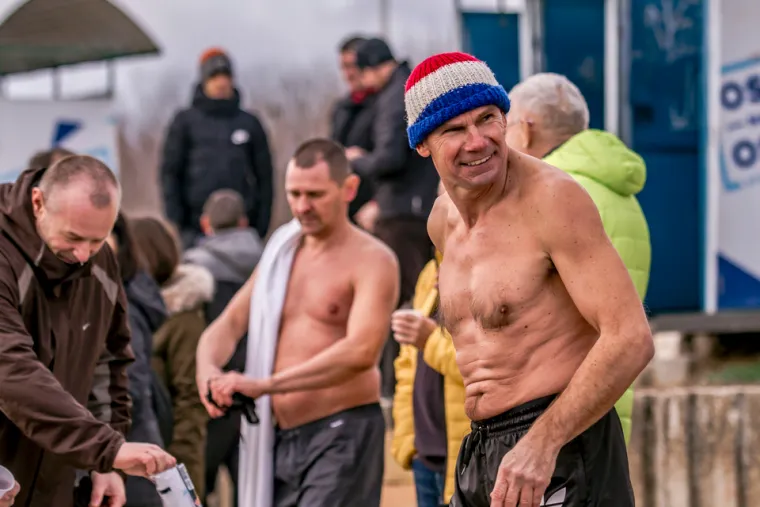 BRČKANJE U RIJECI NAKON BLAGDANA: Osječani zaigrali picigin na Dravi