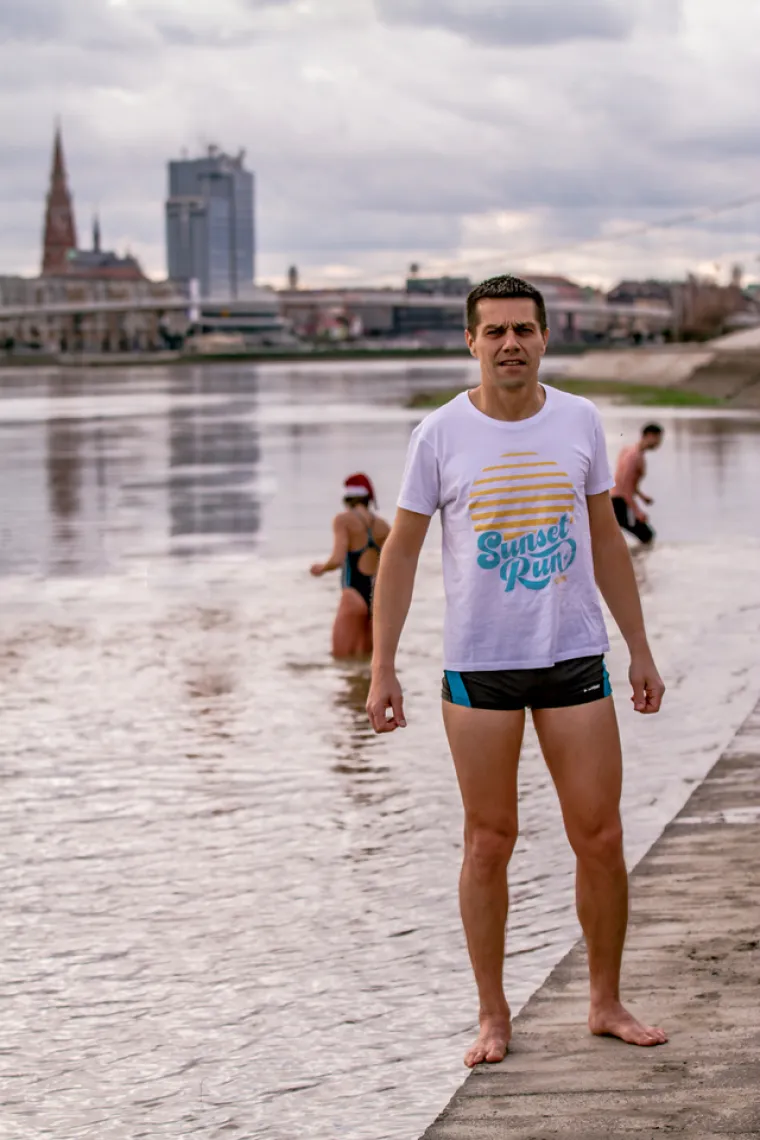 BRČKANJE U RIJECI NAKON BLAGDANA: Osječani zaigrali picigin na Dravi