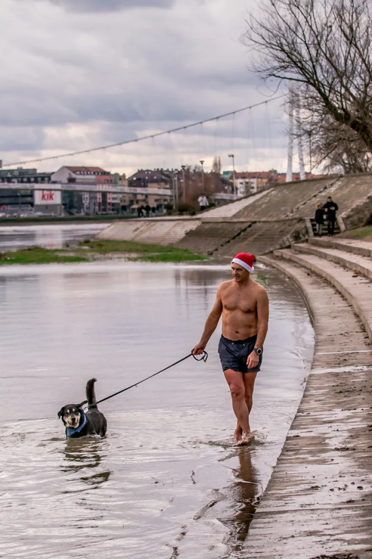 BRČKANJE U RIJECI NAKON BLAGDANA: Osječani zaigrali picigin na Dravi