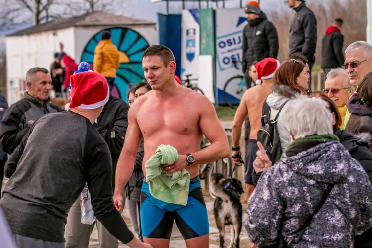 BRČKANJE U RIJECI NAKON BLAGDANA: Osječani zaigrali picigin na Dravi