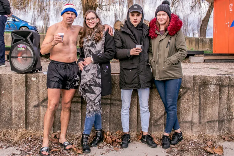 BRČKANJE U RIJECI NAKON BLAGDANA: Osječani zaigrali picigin na Dravi