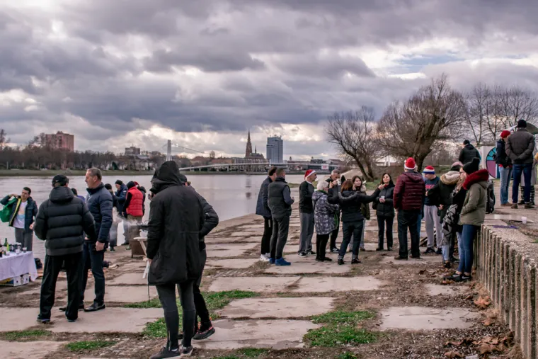 BRČKANJE U RIJECI NAKON BLAGDANA: Osječani zaigrali picigin na Dravi