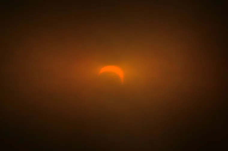 PRIZOR KOJI OSTAVLJA BEZ DAHA: Oko Mjeseca formiran vatreni prsten