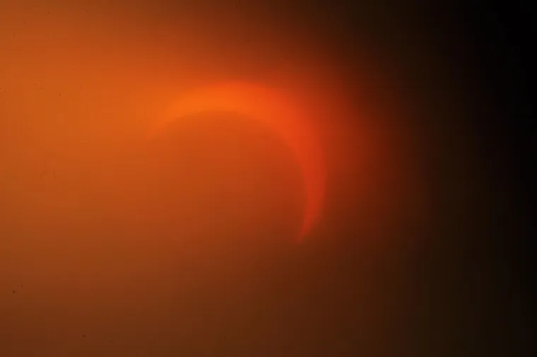 PRIZOR KOJI OSTAVLJA BEZ DAHA: Oko Mjeseca formiran vatreni prsten