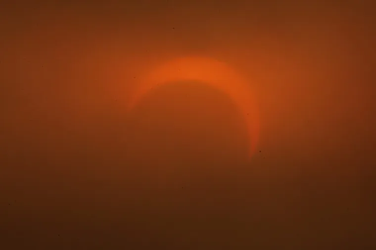 PRIZOR KOJI OSTAVLJA BEZ DAHA: Oko Mjeseca formiran vatreni prsten