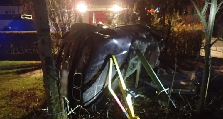 Čudom preživio! Pokupio znakove, ograde kuća, prevrtao se... Evo &scaron;to je ostalo od auta