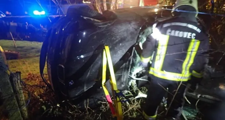 Čudom preživio! Pokupio znakove, ograde kuća, prevrtao se... Evo &scaron;to je ostalo od auta