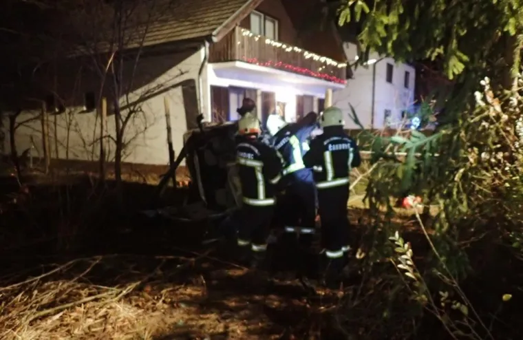 Čudom preživio! Pokupio znakove, ograde kuća, prevrtao se... Evo &scaron;to je ostalo od auta