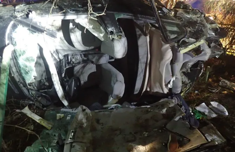 Čudom preživio! Pokupio znakove, ograde kuća, prevrtao se... Evo &scaron;to je ostalo od auta