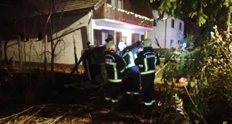 Čudom preživio! Pokupio znakove, ograde kuća, prevrtao se... Evo &scaron;to je ostalo od auta