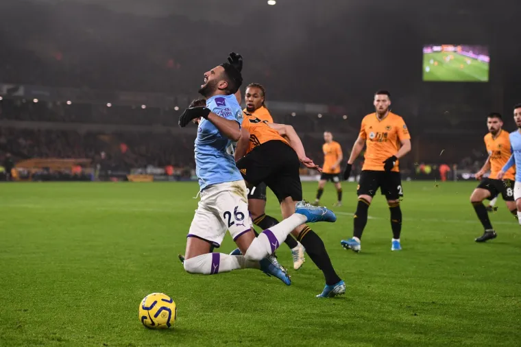 Nogometaši Wolverhamptona porazili su na svom stadionu velikim preokretom prvaka Manchester City s 3-2, iako su gubili s 0-2.     U dramatičnoj utakmici momčad Pepa Guardiole je od 12. minute igrala bez isključenoga Edersona, ali je ipak s igračem manje uspjela povesti s čak 2-0.