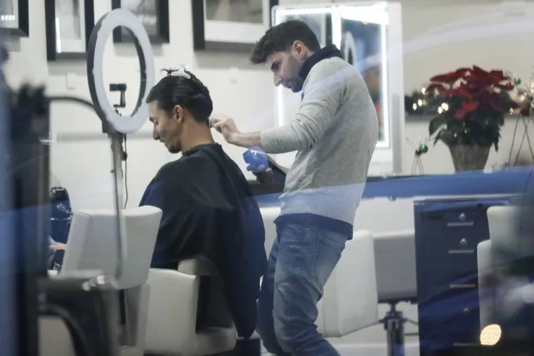 PAPARAZZI TAJNO SNIMILI IBRAHIMOVIĆA: Sa špangicom na glavi u jednom je trenutku ovako reagirao