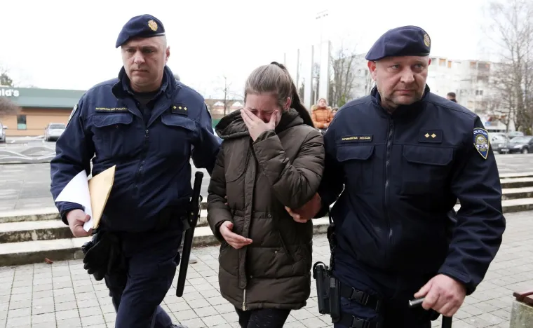 Te&scaron;ka ozljeda glave i prijelomi lica: Djevojka koja je pregazila policajca i pobjegla, plakala dok su je privodili