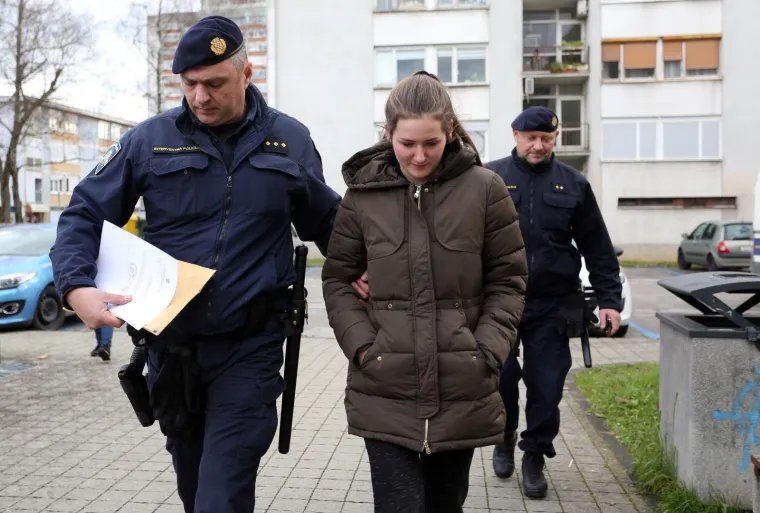 Te&scaron;ka ozljeda glave i prijelomi lica: Djevojka koja je pregazila policajca i pobjegla, plakala dok su je privodili