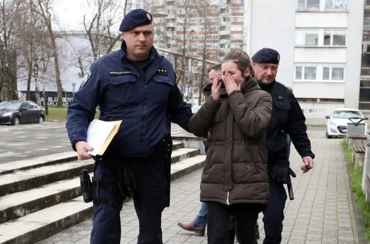 Te&scaron;ka ozljeda glave i prijelomi lica: Djevojka koja je pregazila policajca i pobjegla, plakala dok su je privodili