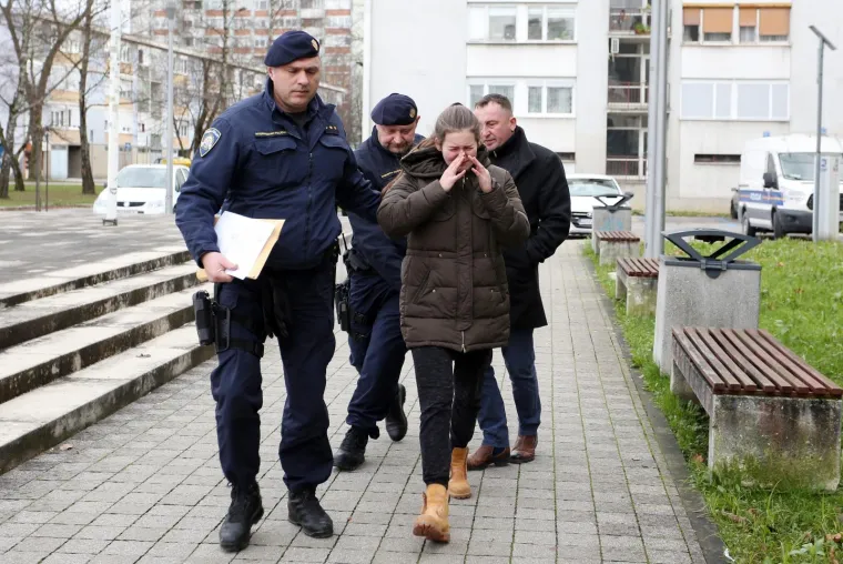 Te&scaron;ka ozljeda glave i prijelomi lica: Djevojka koja je pregazila policajca i pobjegla, plakala dok su je privodili